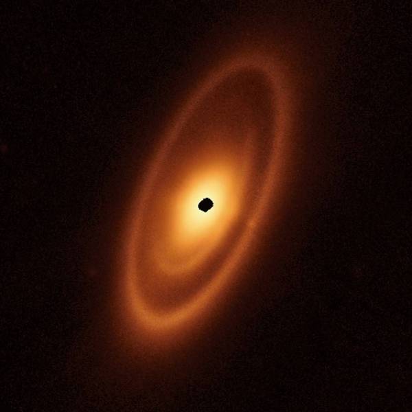 Eine Staubscheibe ist auf einem Bild des James-Webb-Teleskops um den jungen Stern Fomalhaut sichtbar. Eine ähnliche Scheibe umgibt auch den nun untersuchten Stern PBS 70, der der Sonne in ihrer Frühphase ähnelt. (Archivbild)