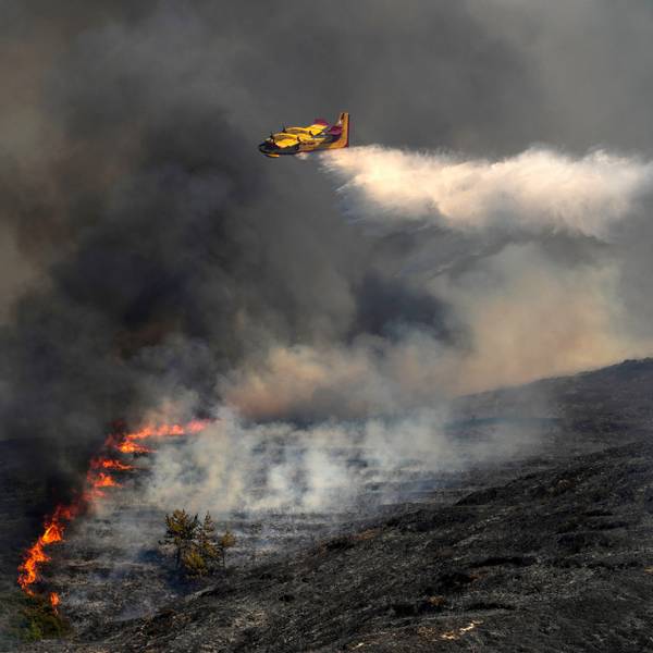 Ein Canadair-Flugzeug wirft Wasser über einem Waldbrand in dem Dorf Vati auf der Ägäisinsel Rhodos ab
