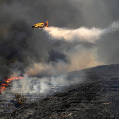 Ein Canadair-Flugzeug wirft Wasser über einem Waldbrand in dem Dorf Vati auf der Ägäisinsel Rhodos ab