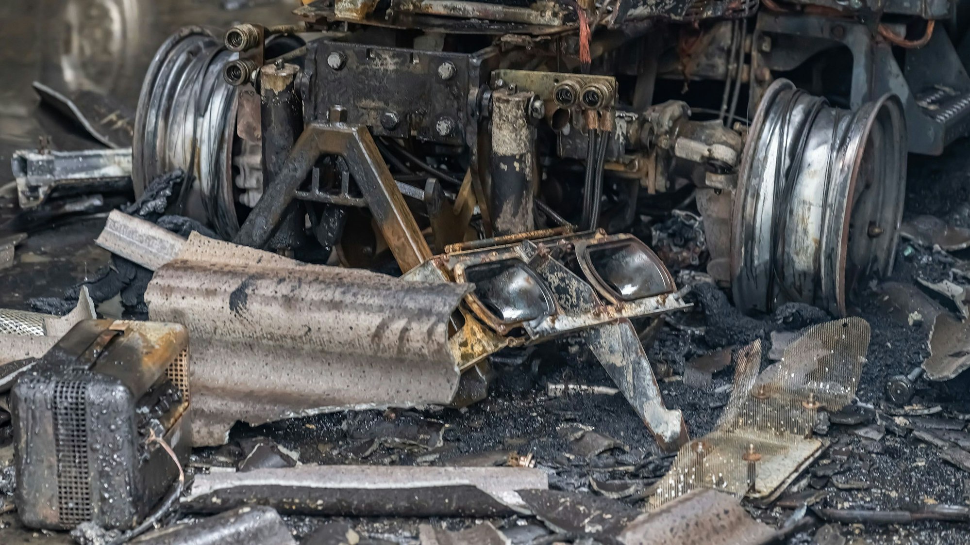 Blick auf eine verkohlte Brandstelle.