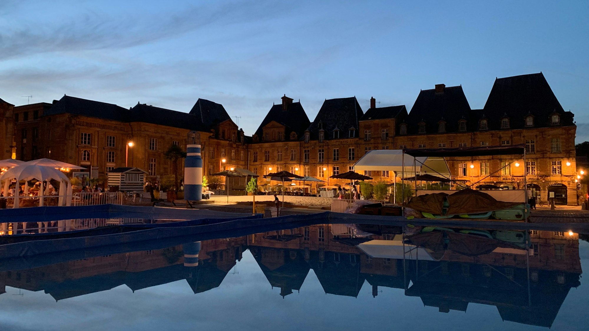 Das Bild zeigt den Place Ducale in Charleville.