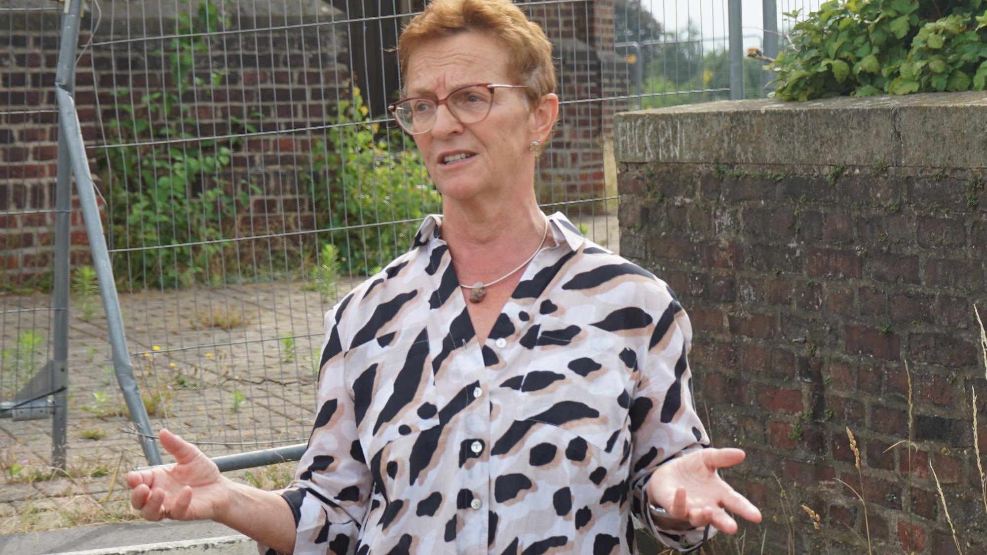 Auf dem Foto ist Susanne Harke-Schmidt vor der Kirche in Manheim-alt zu sehen.