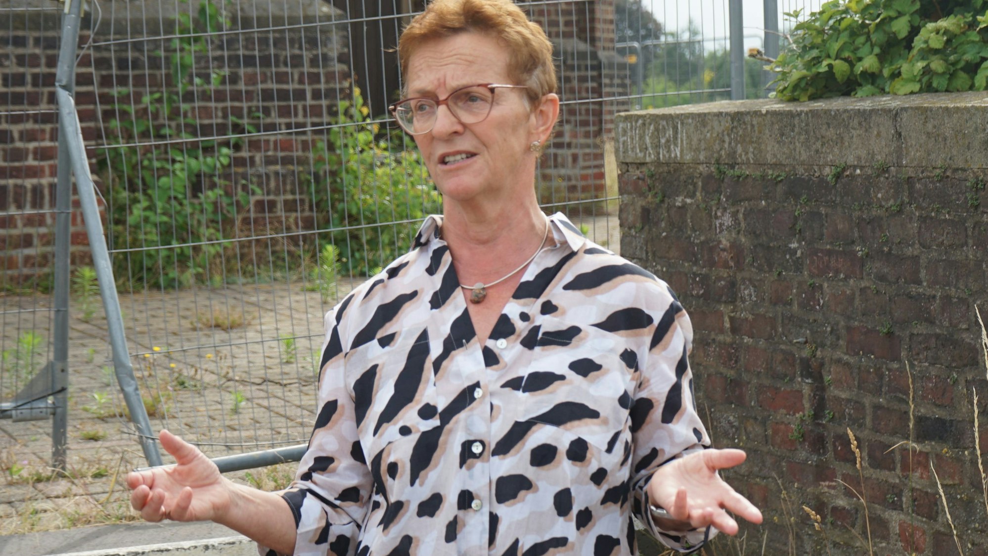 Auf dem Foto ist Susanne Harke-Schmidt vor der Kirche in Manheim-alt zu sehen.