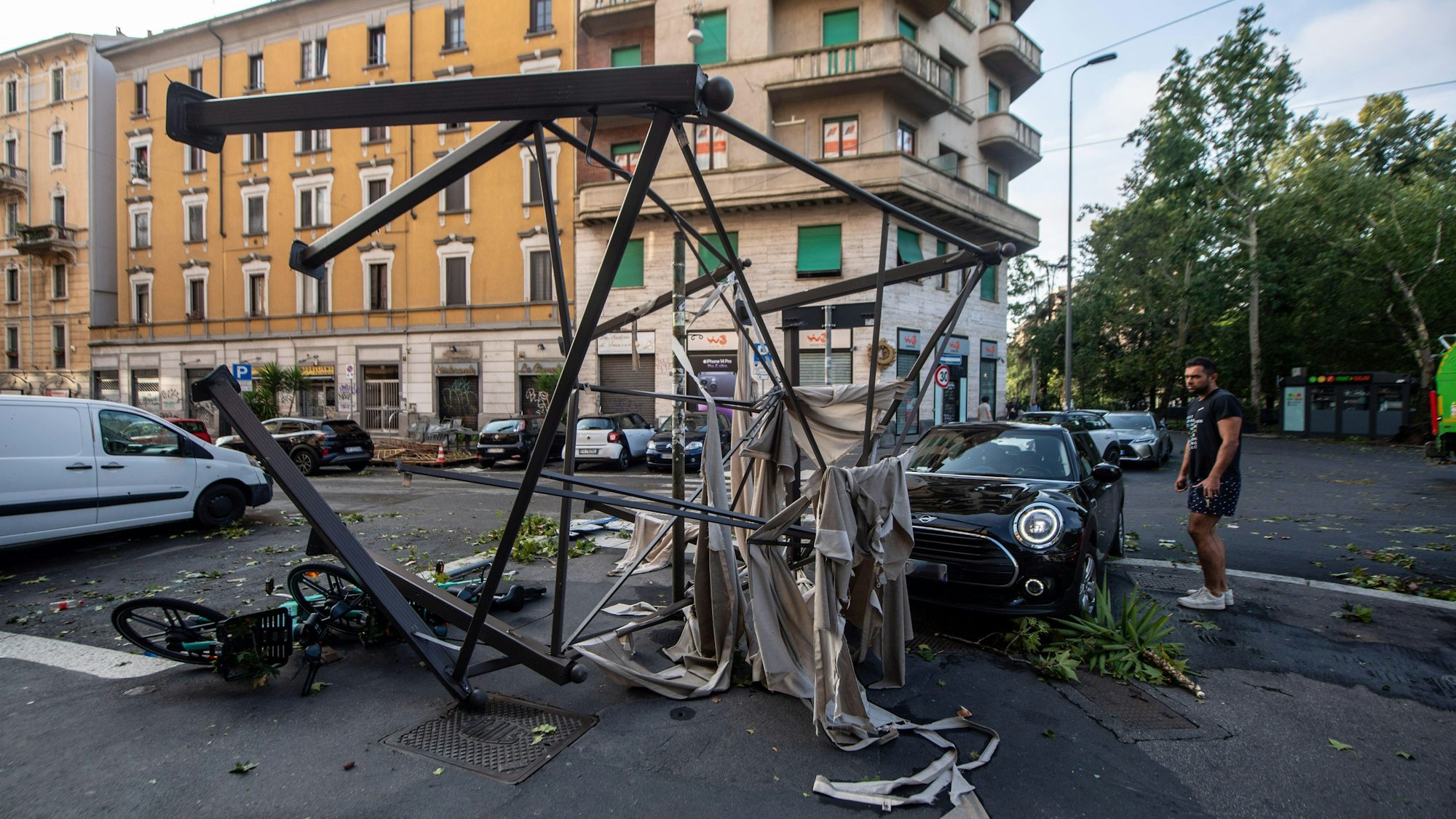 Ein Gerüst liegt nach einem schweren Unwetter mitten auf der Straße.