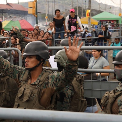Ecuador, Guayaquil: Ein Soldat bittet die Freunde und Familienangehörigen von Häftlingen, die nach einem Gewaltausbruch im Litoral-Gefängnis um Ruhe.