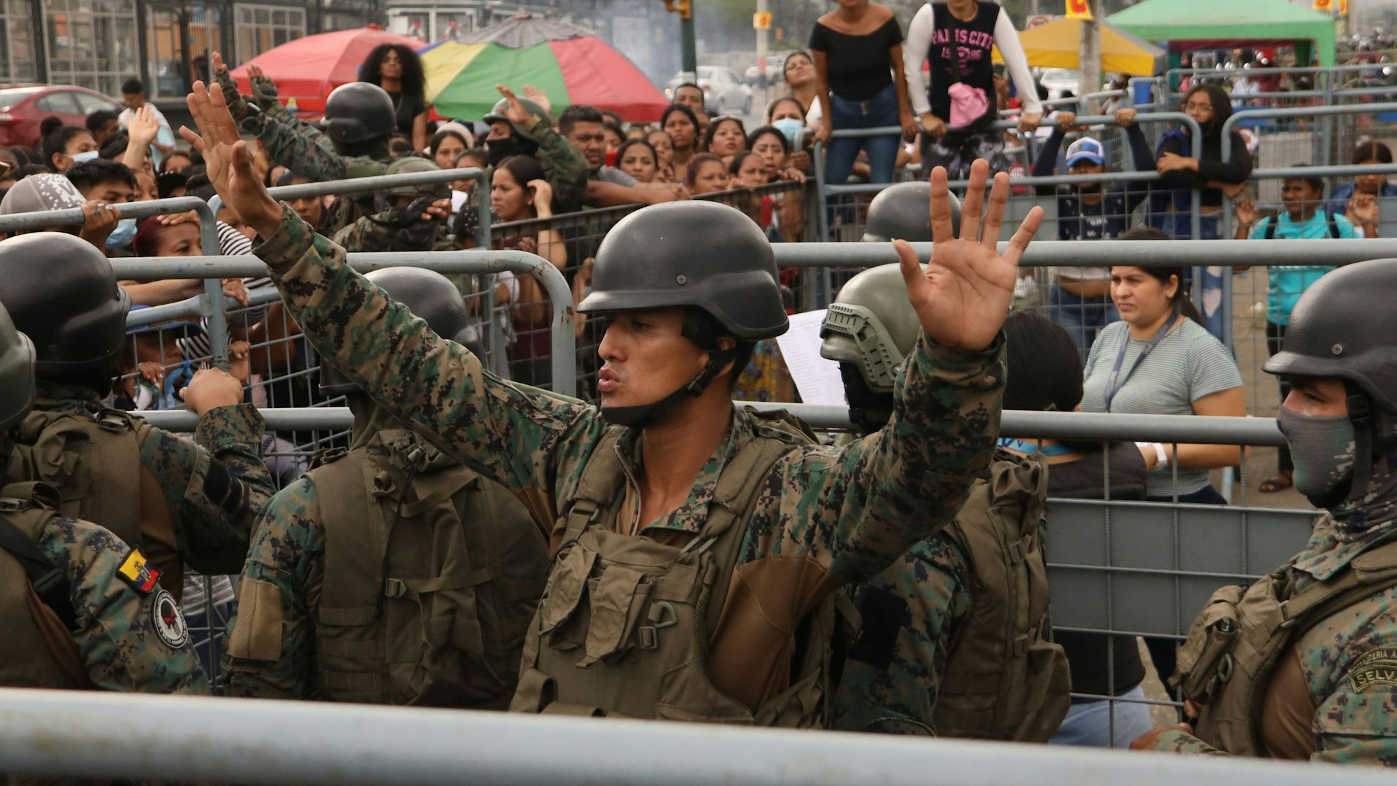 Ecuador, Guayaquil: Ein Soldat bittet die Freunde und Familienangehörigen von Häftlingen, die nach einem Gewaltausbruch im Litoral-Gefängnis um Ruhe.