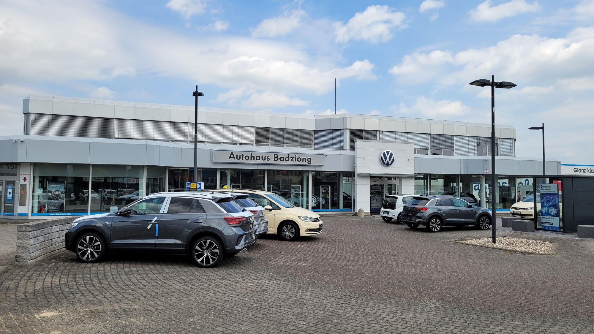 Vor dem Autohaus Badziong stehen ein paar Fahrzeuge.
