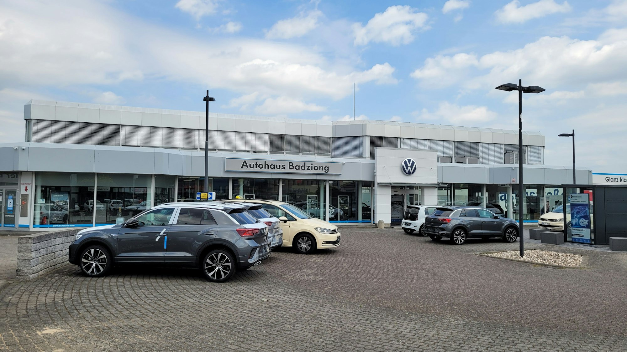 Vor dem Autohaus Badziong stehen ein paar Fahrzeuge.