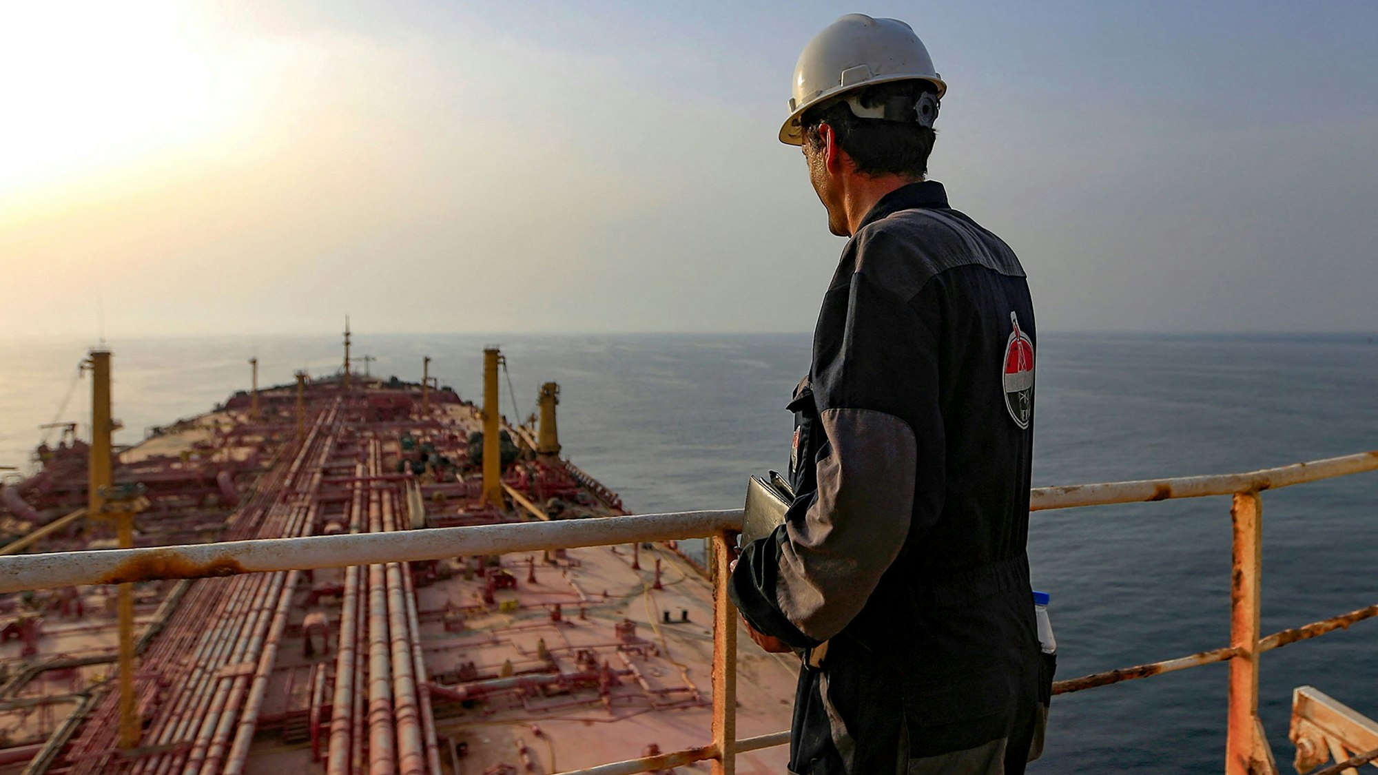 Ein Arbeiter steht an Deck des Öltanker FSO Safer.