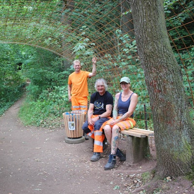 Das Foto zeigt drei Mitarbeiter des Bauhofs auf dem neu gestalteten Ruheplatz.