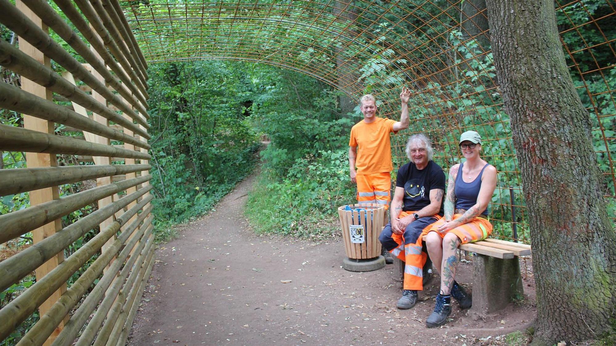 Das Foto zeigt drei Mitarbeiter des Bauhofs auf dem neu gestalteten Ruheplatz.