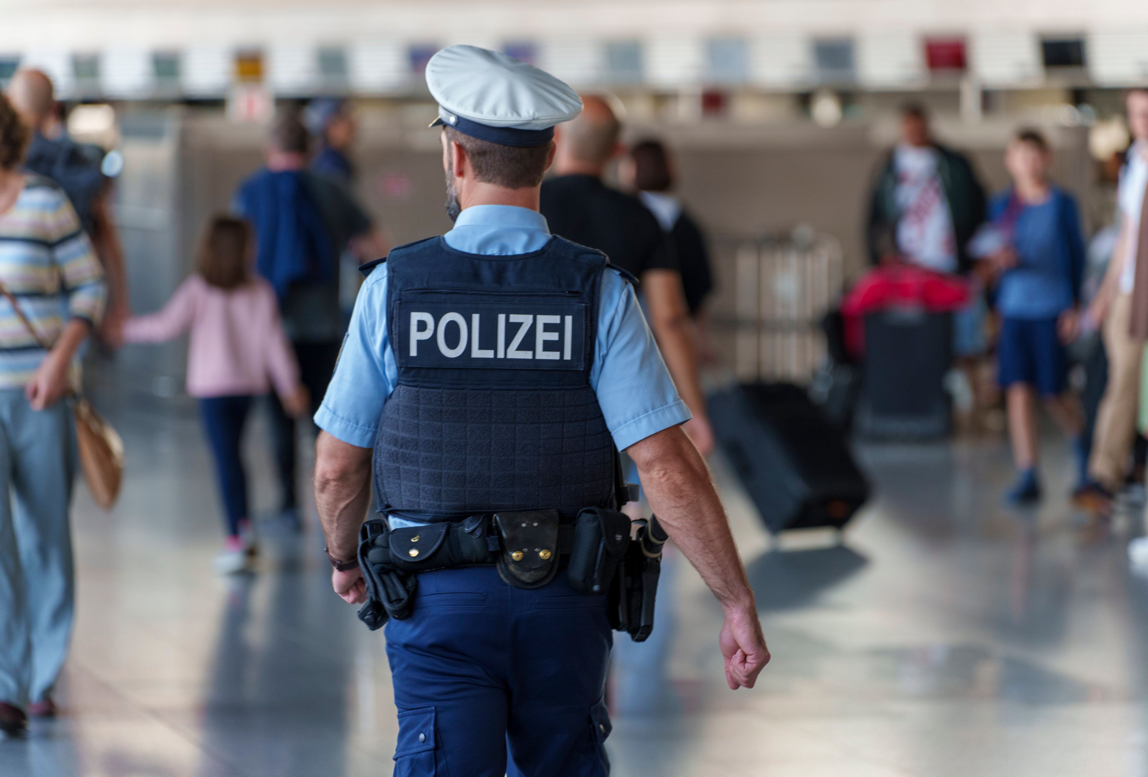 22.07.2023, Hessen, Frankfurt/Main: Ein Polizist geht am Flughafen Frankfurt Main auch das Terminal 1. In wenigen Tagen beginnen in Hessen die Sommerferien (24.07.- 01.09.2023). Das Reiseaufkommen ist schon jetzt an Deutschlands größtem Airport entsprechend hoch. Foto: Andreas Arnold/dpa +++ dpa-Bildfunk +++