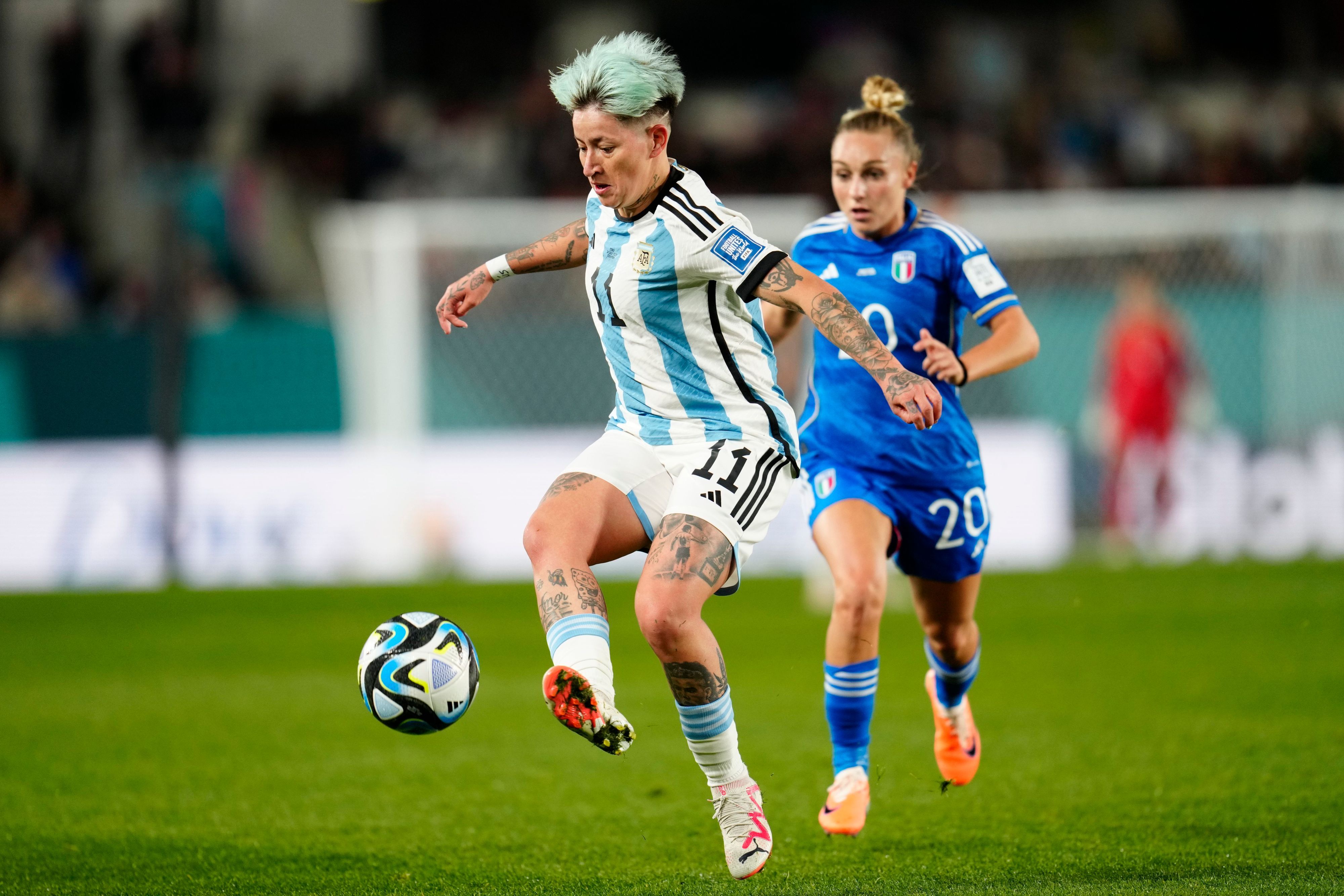 Argentiens  Yamila Rodriguez (l) kontrolliert den Ball.