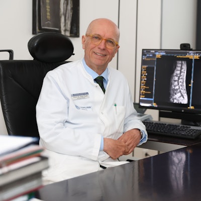 Peer Eysel sitzt vor einem Bildschirm mit Röntgenaufnahmen von einer Wirbelsäuse.