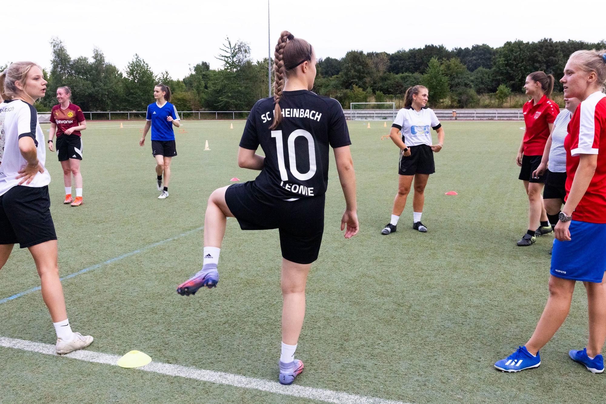 Der Rheinbacher Frauenkader wärmt sich für das Training auf
