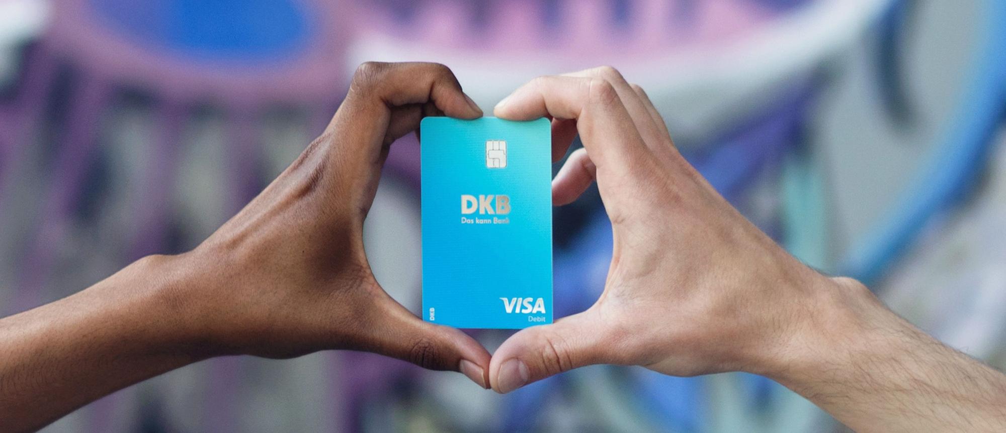 Visa-Karte mit Herzhänden