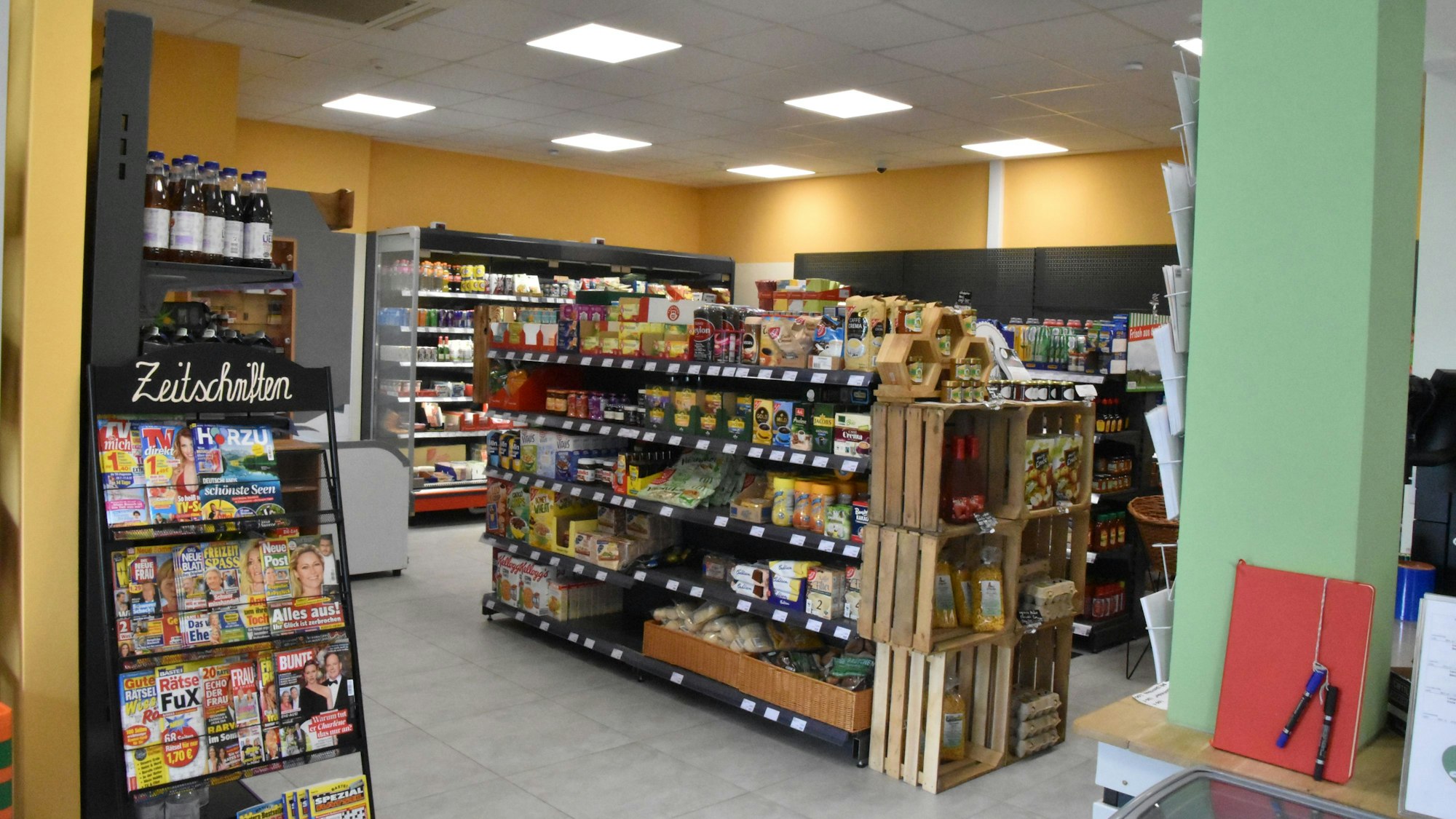 Der Blick ins innere des Landmarktes: Gefüllte Regale, ein breit gefächertes Angebot.