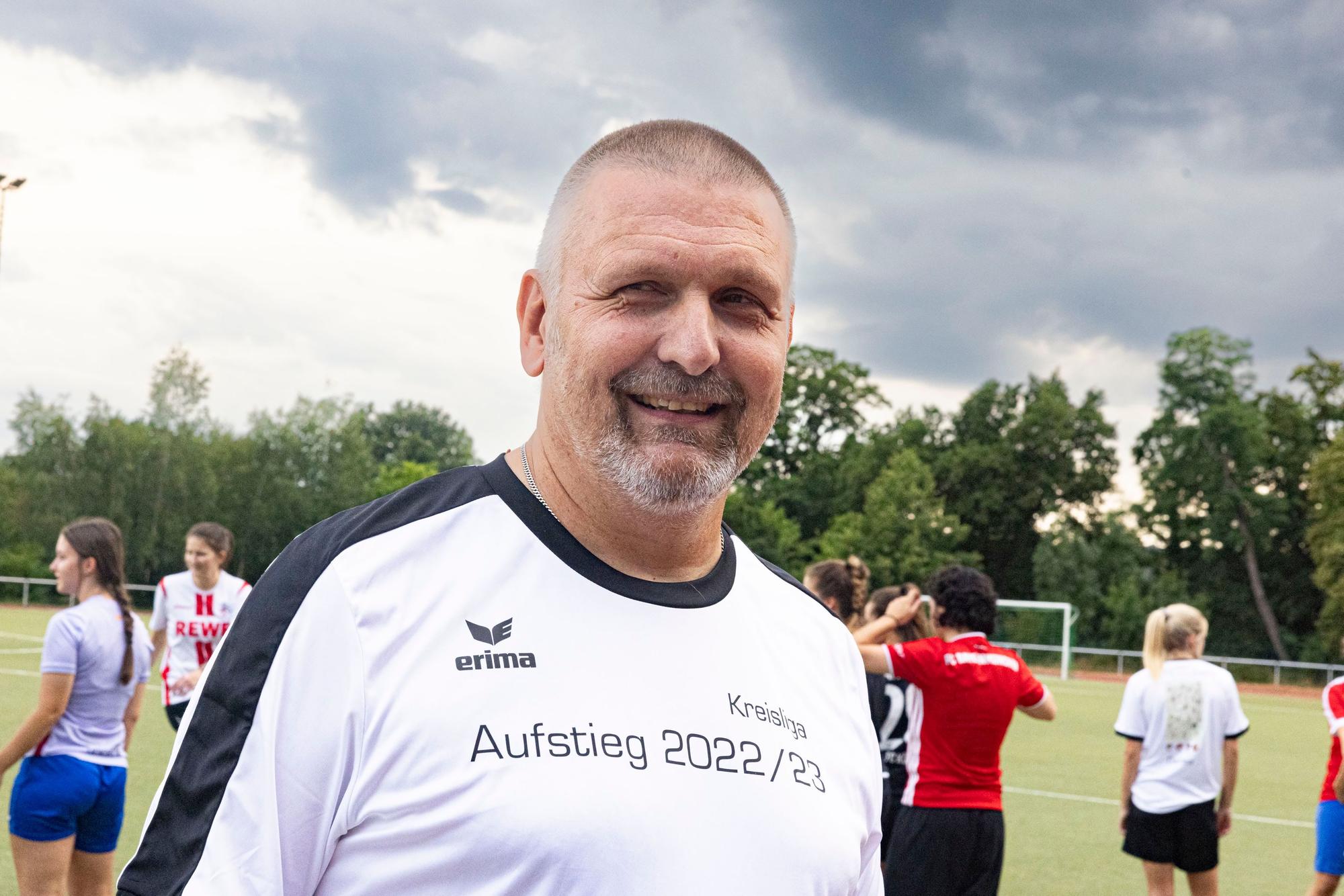Rauer Ton, herzhaftes Lachen: Trainer Frank Siegmund beim SC Rheinbach hat nun kurze Haare