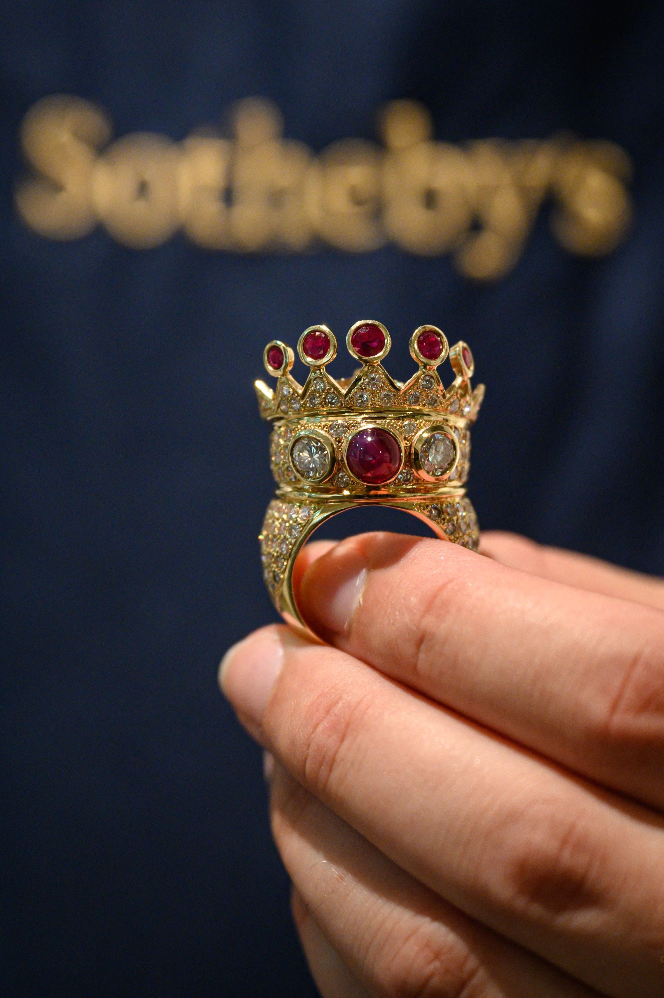 Der mit Diamanten und Rubinen besetzte Goldring von Rapper Tupac Shakur