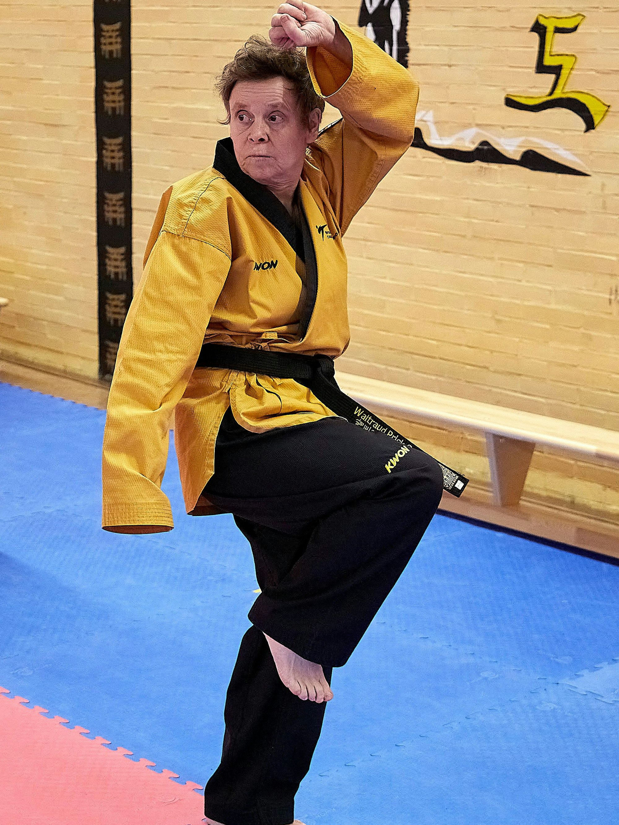 Das Bild zeigt Waltraud Prick-Schorn beim Taekwondo-Training.