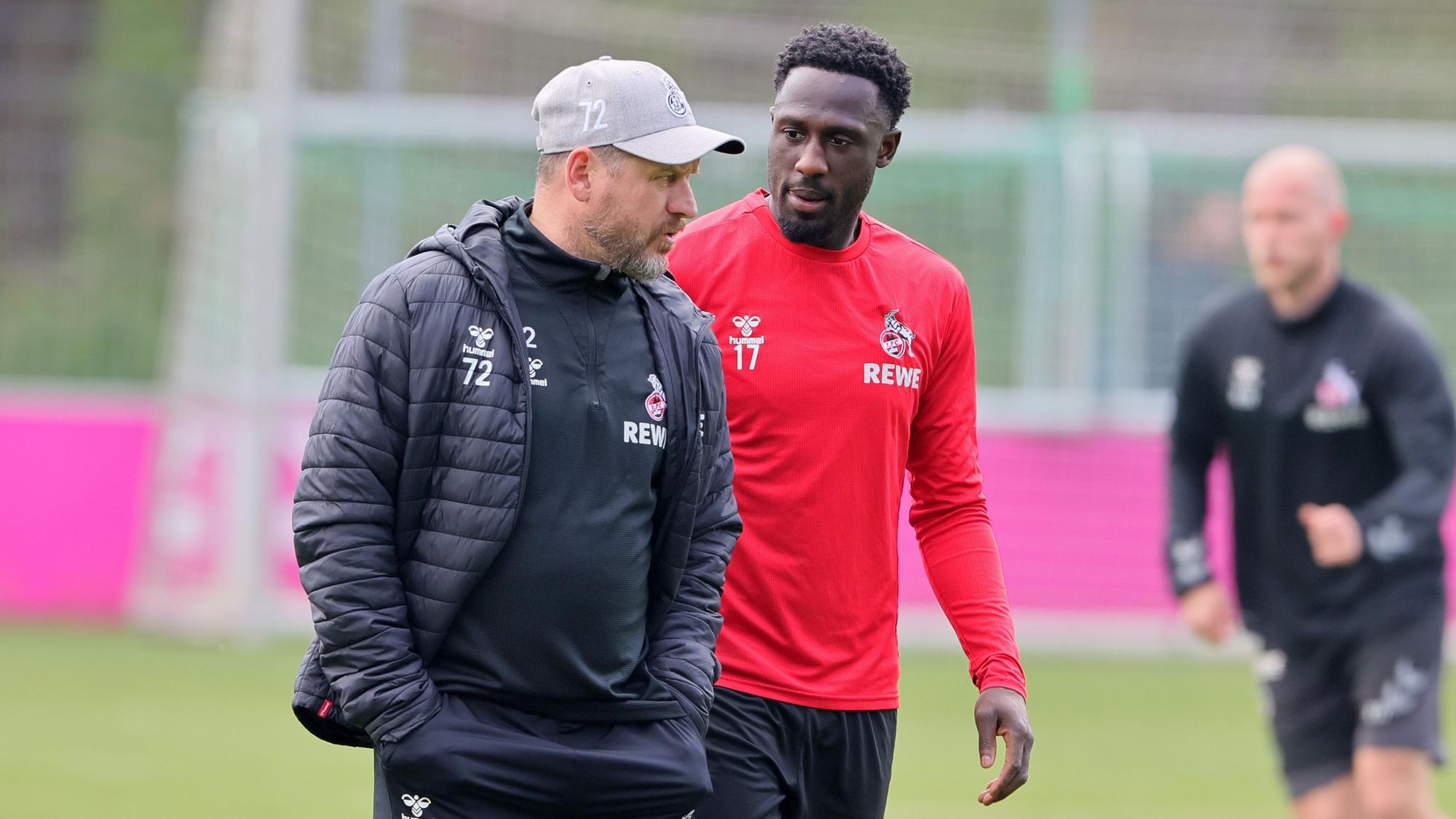 1. FC Köln, Training, von links: Steffen Baumgart, Kingsley Schindler (1. FC Köln), 21.04.2023, Bild: Herbert Bucco