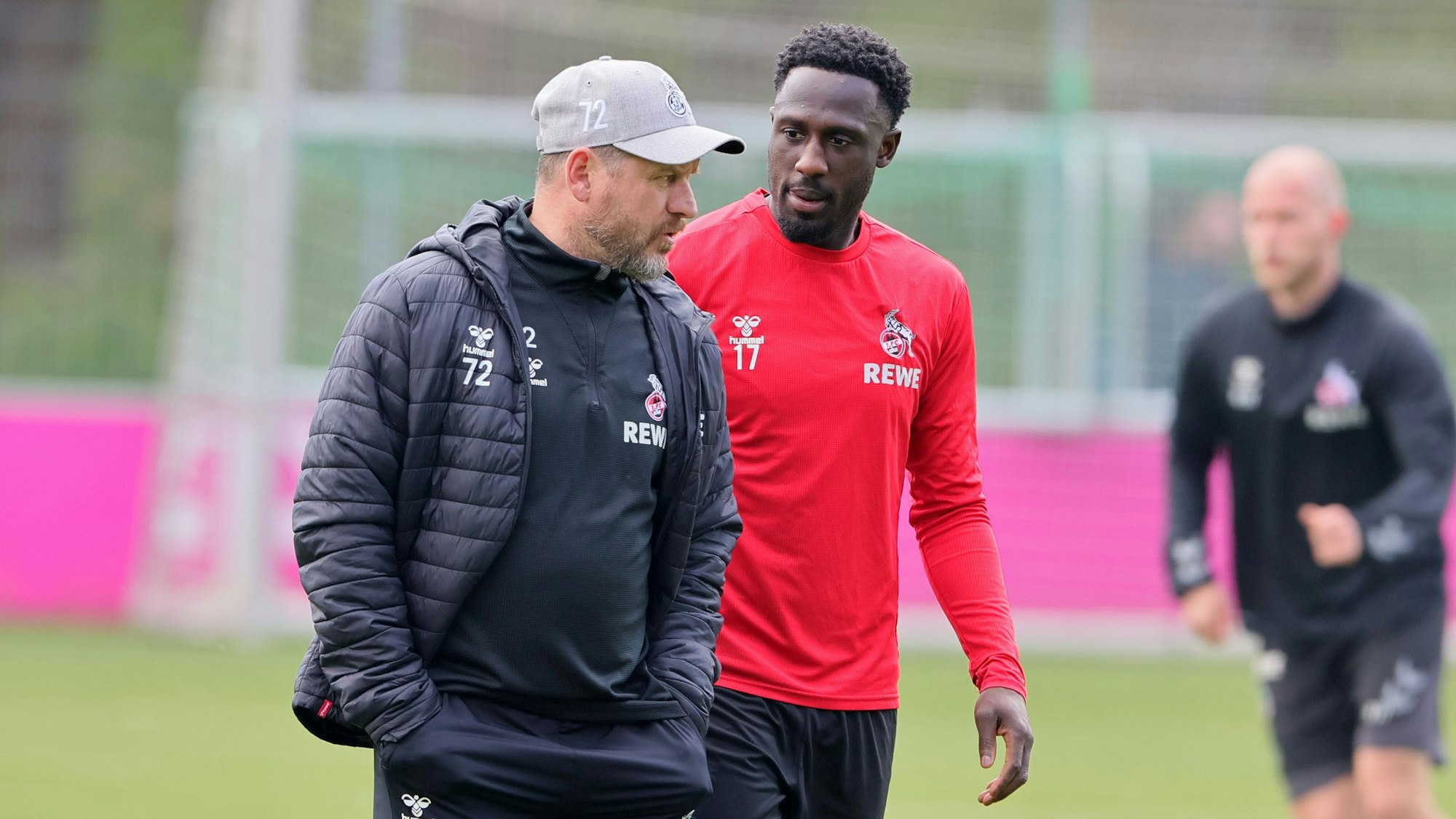 1. FC Köln, Training, von links: Steffen Baumgart, Kingsley Schindler (1. FC Köln), 21.04.2023, Bild: Herbert Bucco