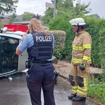 Der Toyota kippte nach dem Zusammenstoß auf die Fahrerseite. Die Feuerwehr befreite die 33-jährige Fahrerin und bewegte das Auto zurück auf die Räder. Die Polizei dokumentierte die Spuren.