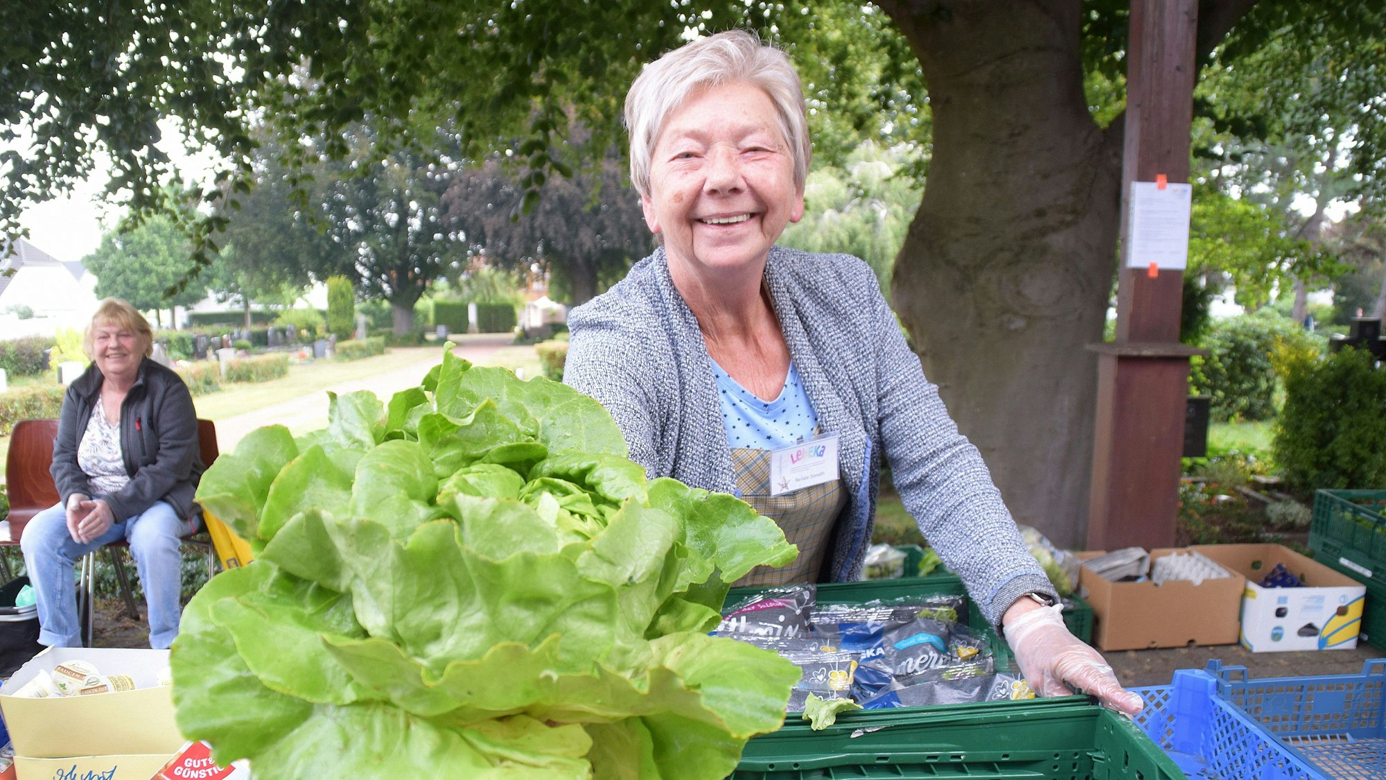 Bornheim.Kardorf. Seit langem unterstützt Renate Donath die Kardorfer LebEKa, hier hält sie einen Salatkopf in die Kamera.