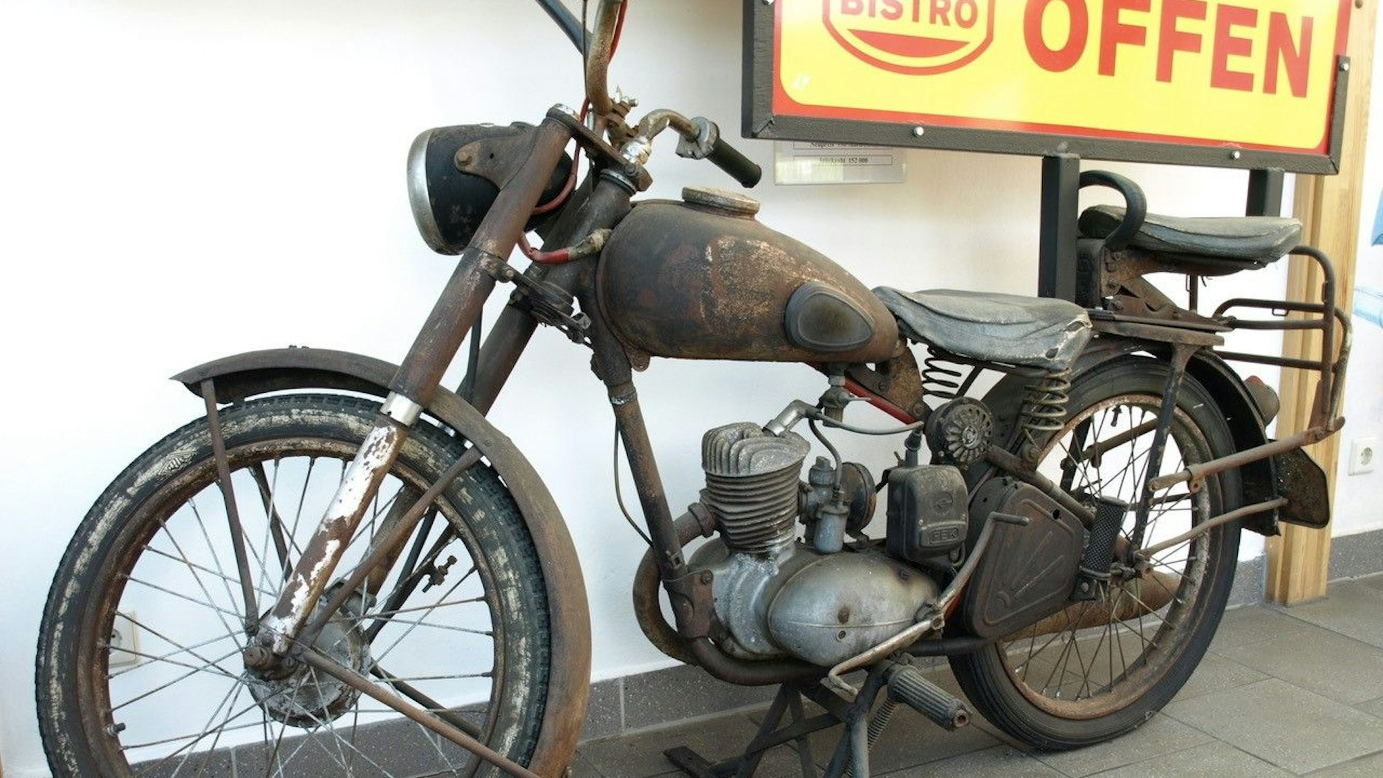 Verrostete Minsk am Eingang einer Werkstatt.