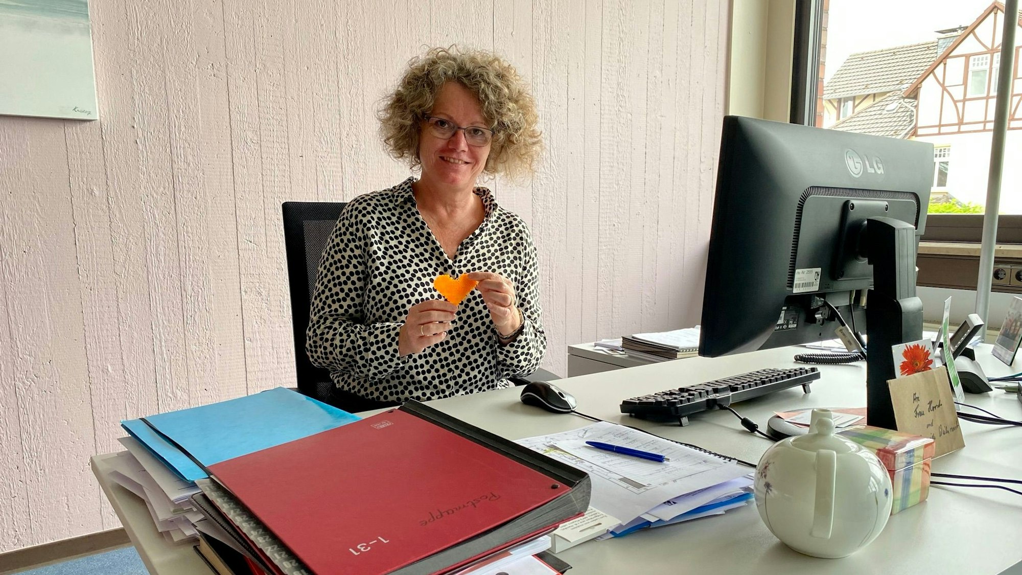 Anna-Katharina Horst, Bürgermeisterin von Weilerswist, sitzt in ihrem Büro an einem Schreibtisch.