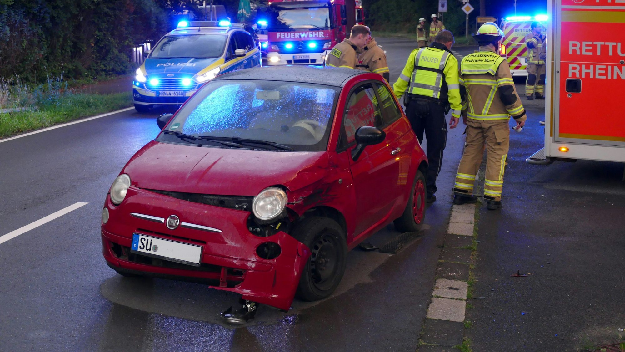 Ein roter Fiat mit Unfallschaden an der linken Frontseite.