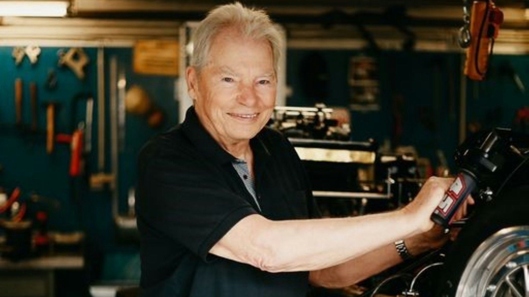 Rolf Steinhausen arbeitet am Seitenwagen.