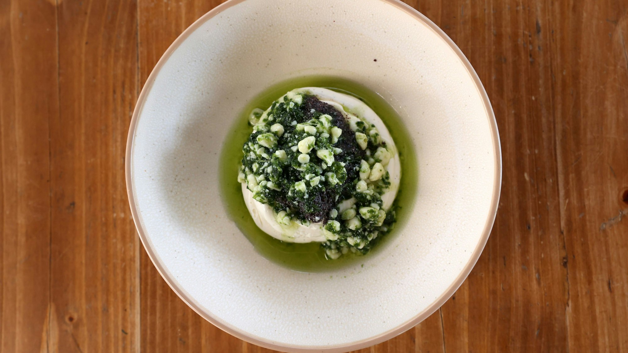 Quark mit Sauerampfer in einer Schale angerichtet