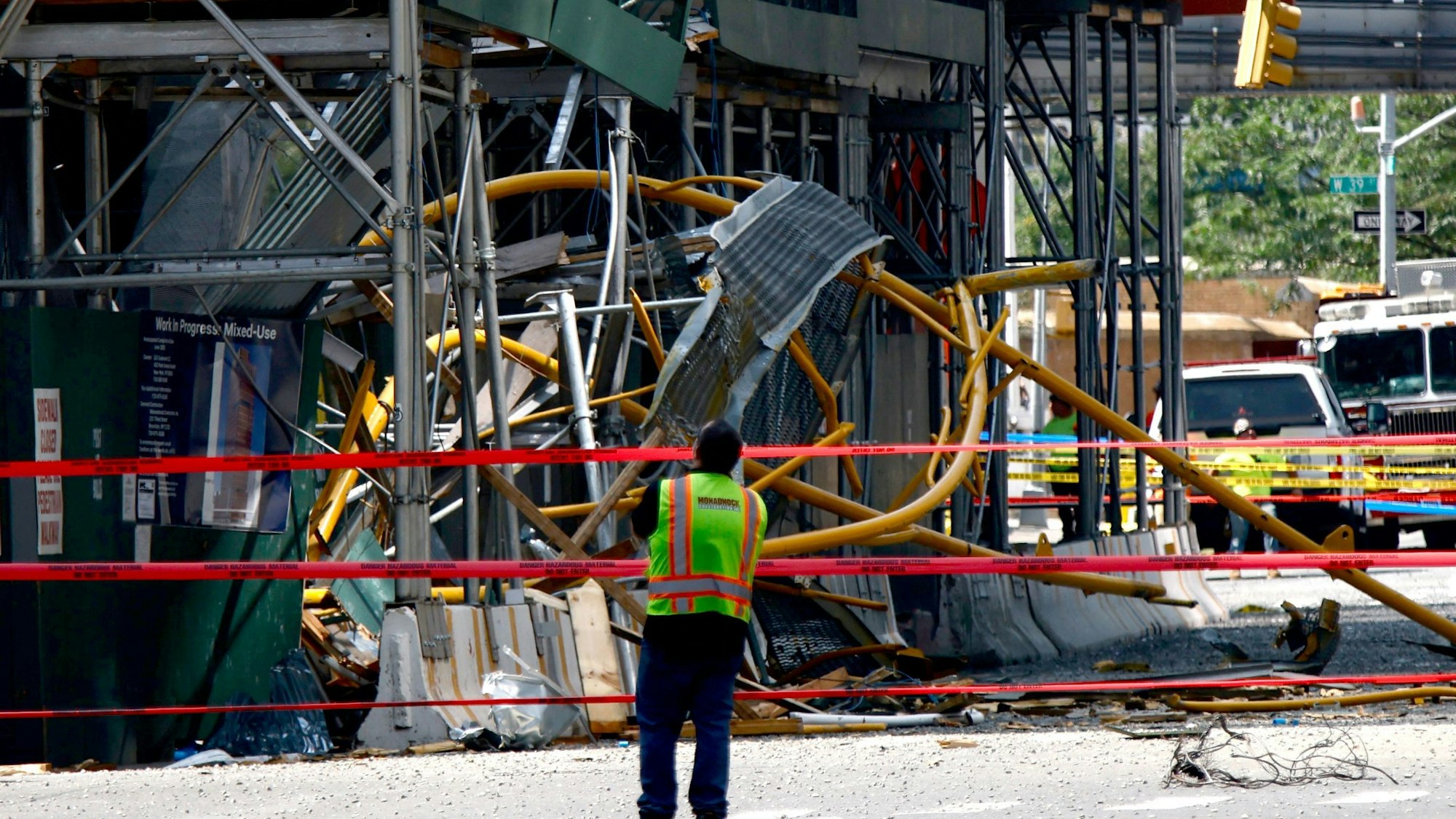 Ein Arbeiter begutachtet die Trümmerteile des eingestürzten Krans im New Yorker Stadtteil Manhattan.
