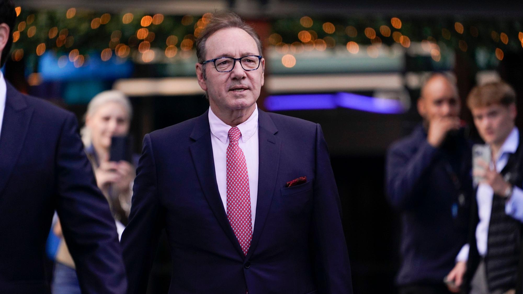 26.07.2023, Großbritannien, London: Kevin Spacey (M), Schauspieler aus den USA, kommt am Southwark Crown Court an.