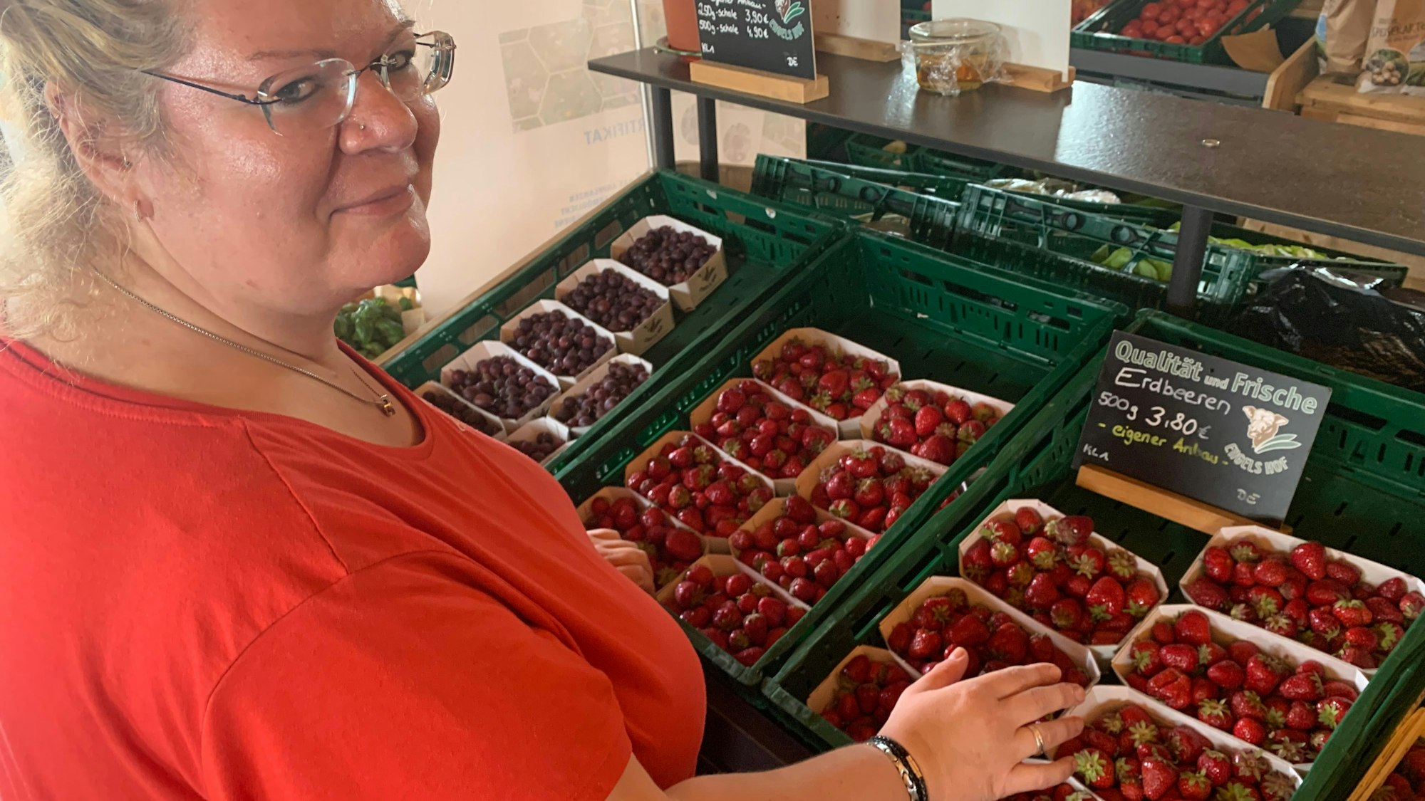 Katrin Buchholz steht im Laden am Regal für Erdbeeren.