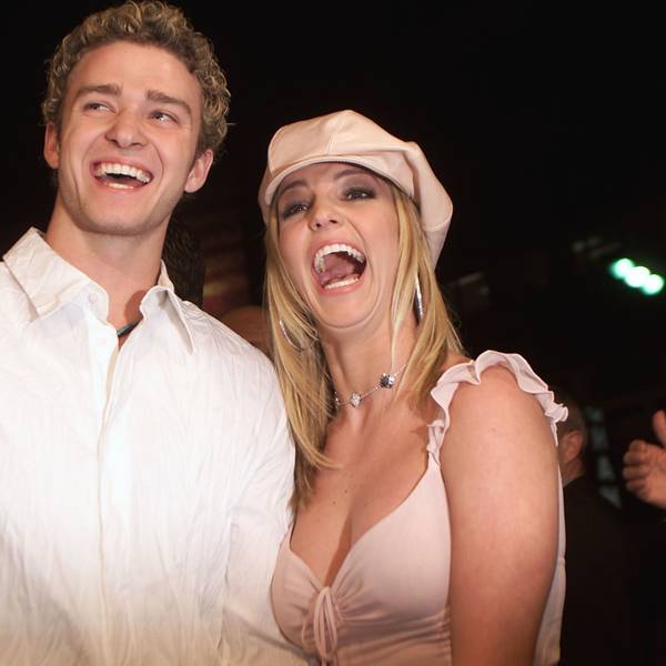 Justin Timberlake und Britney Spears lachen in die Kamera.