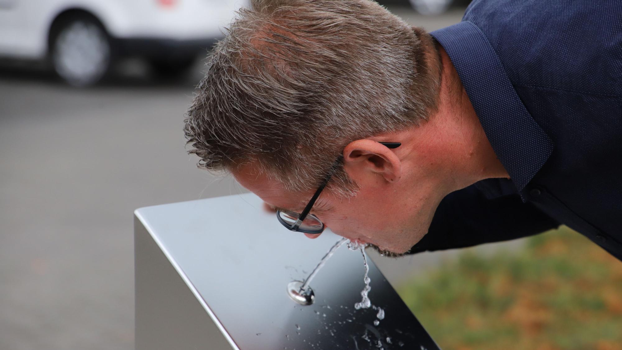 Der Technische Geschäftsführer der Stadtwerke, Dr. Volker Erbe, genehmigt sich einen kräftigen Schluck guten Wahnbachtalsperrenwassers.