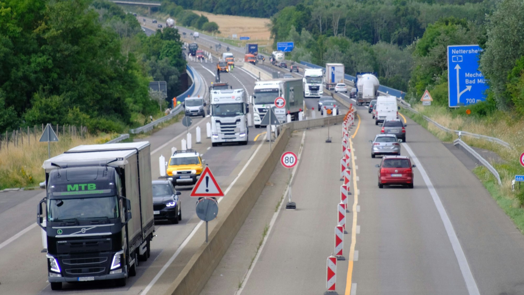 Bei einer Autobahnbaustelle wird der Verkehr auf eine Fahrspur je Richtung verengt.