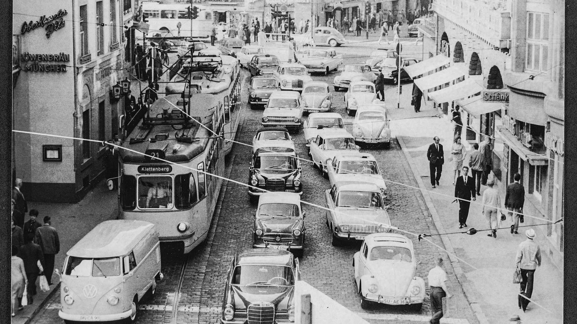 Die verstopfte Marzellenstraße von der Komödienstraße aus gesehen. Links im Bild: die 1967 eingestellte Stadtbahnlinie 21, die zwischen Dom/Hauptbahnhof und Klettenberg verkehrte.