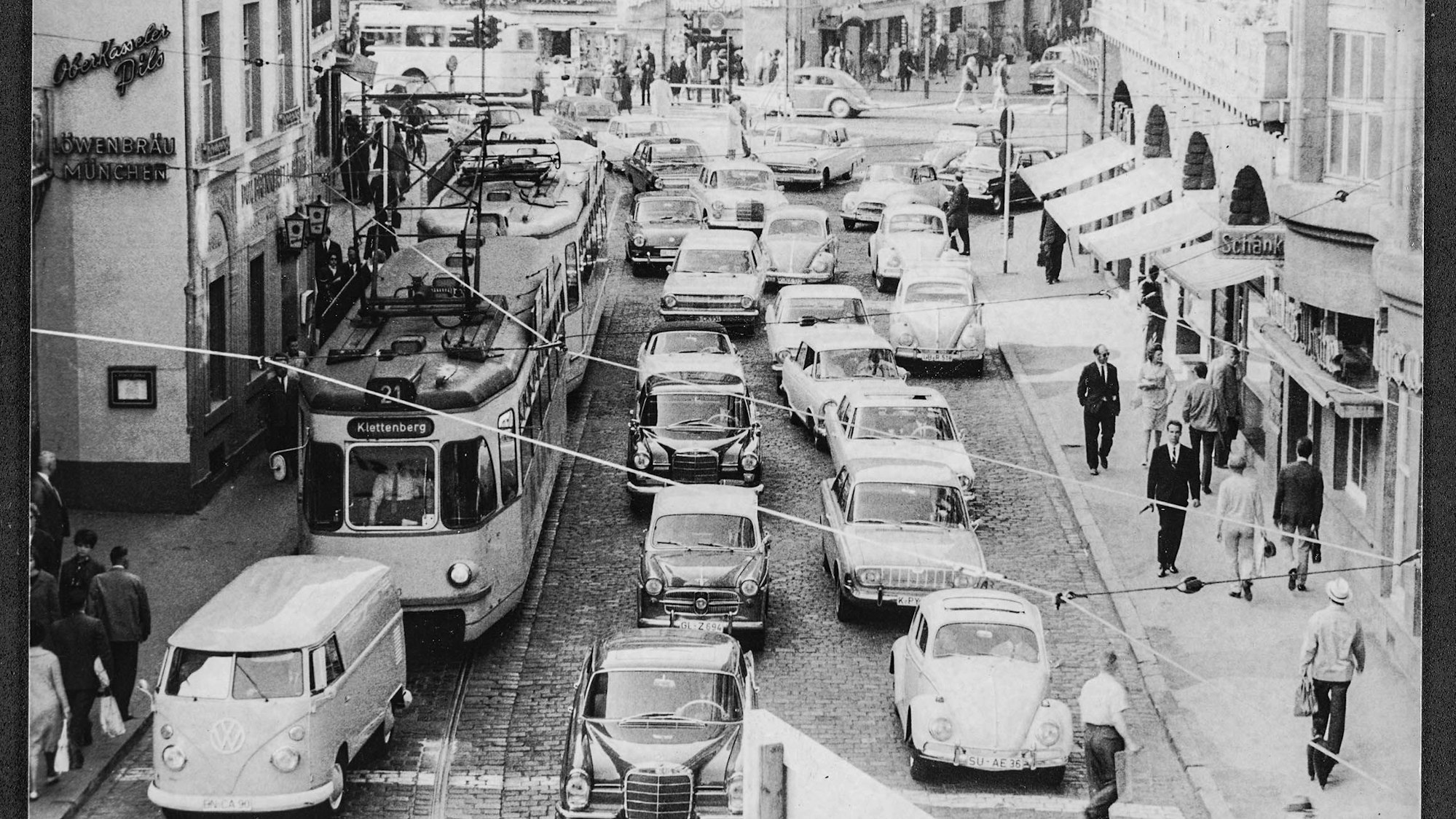 Die verstopfte Marzellenstraße von der Komödienstraße aus gesehen. Links im Bild: die 1967 eingestellte Stadtbahnlinie 21, die zwischen Dom/Hauptbahnhof und Klettenberg verkehrte.