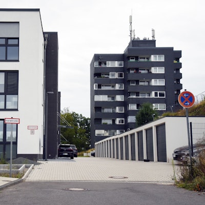 Ansicht auf eine Reihe Garagen in einem Wohngebiet.