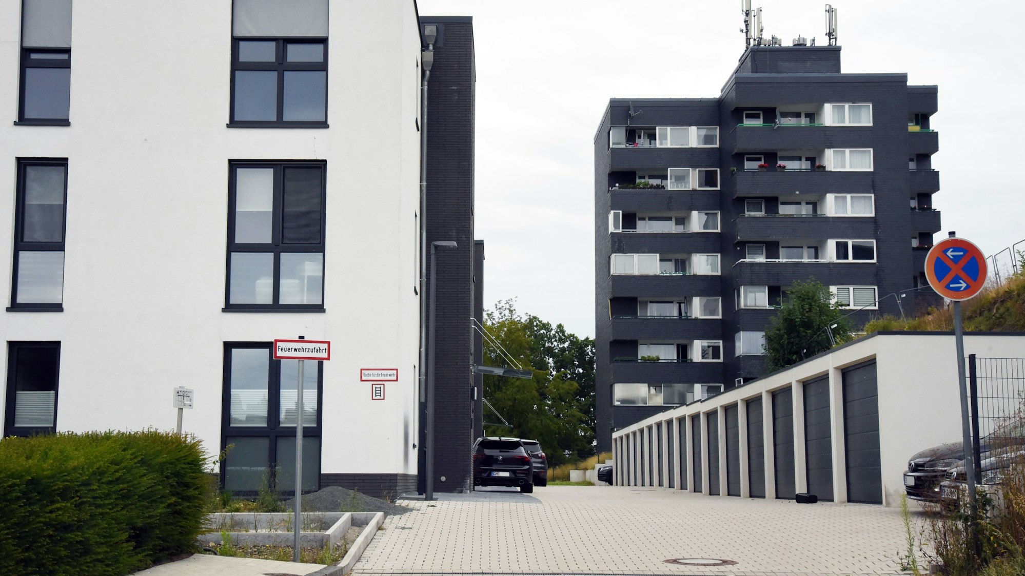 Ansicht auf eine Reihe Garagen in einem Wohngebiet.