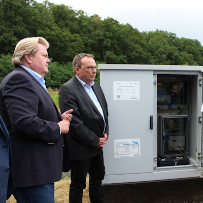 NRW-Umweltminister Oliver Krischer und der Landtagsabgeordnete Klaus Voussem stehen an der neuen Messstation.