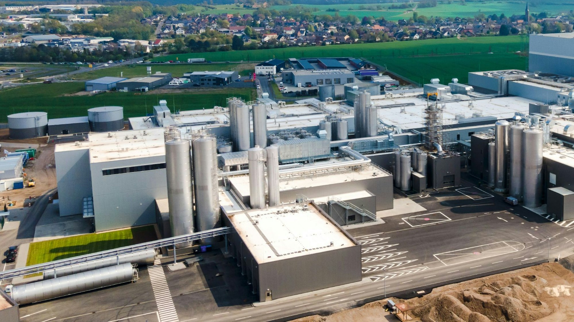 Luftbild der Hochwald-Molkerei Mechernich - im Hintergrund die beiden Ortschaften Obergartzem und Firmenich.