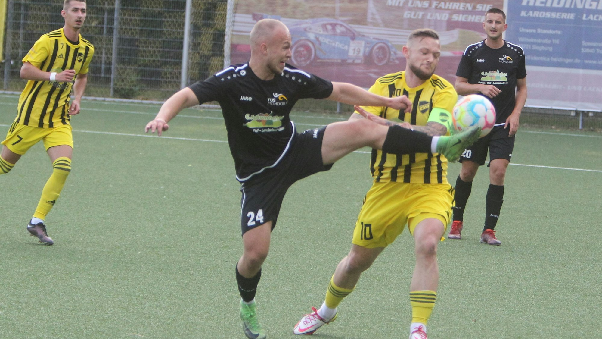 Mondorfs Markus Stein (links) glich die Spicher Führung durch Lukas Püttmann (rechts) aus.