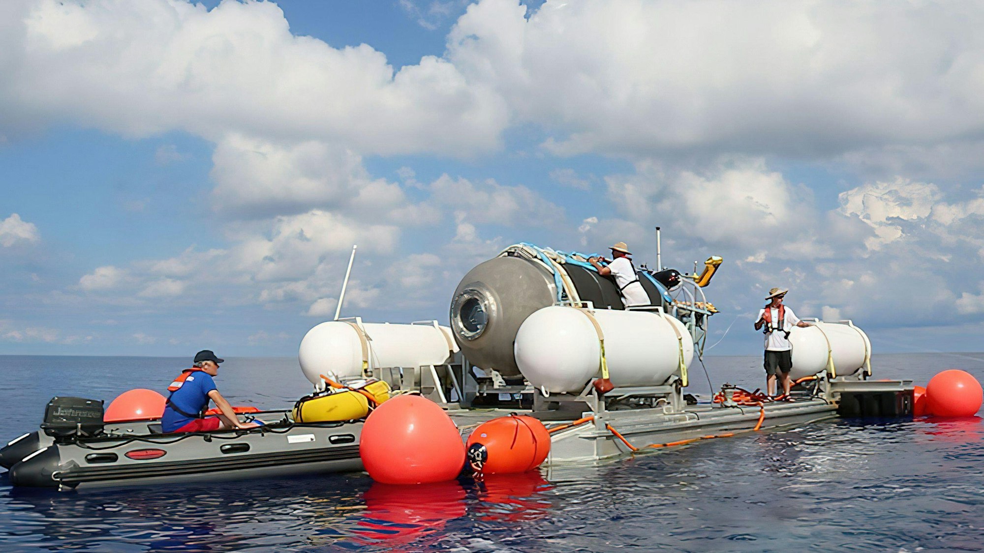 Das Tauchboot „Titan“ des Unternehmens Ocean Gate wird für einen Tauchgang im Atlantischen Ozean präpariert. Einige Mitarbeiter befestigen Seile an der Tauchkapsel.