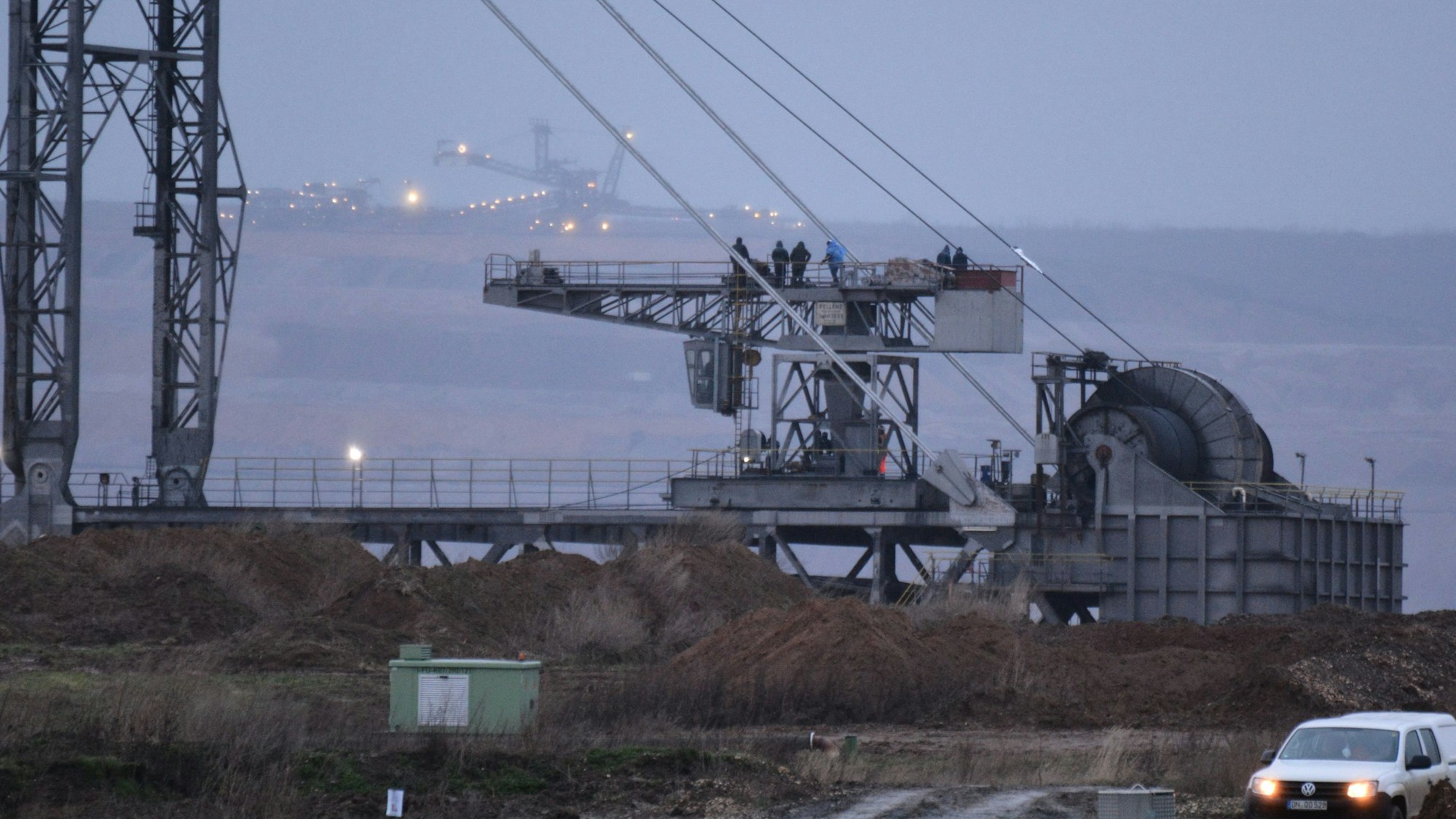 Auf dem Foto ist zu sehen, wie Aktivisten einen Bagger im Tagebau Hambach besetzen.