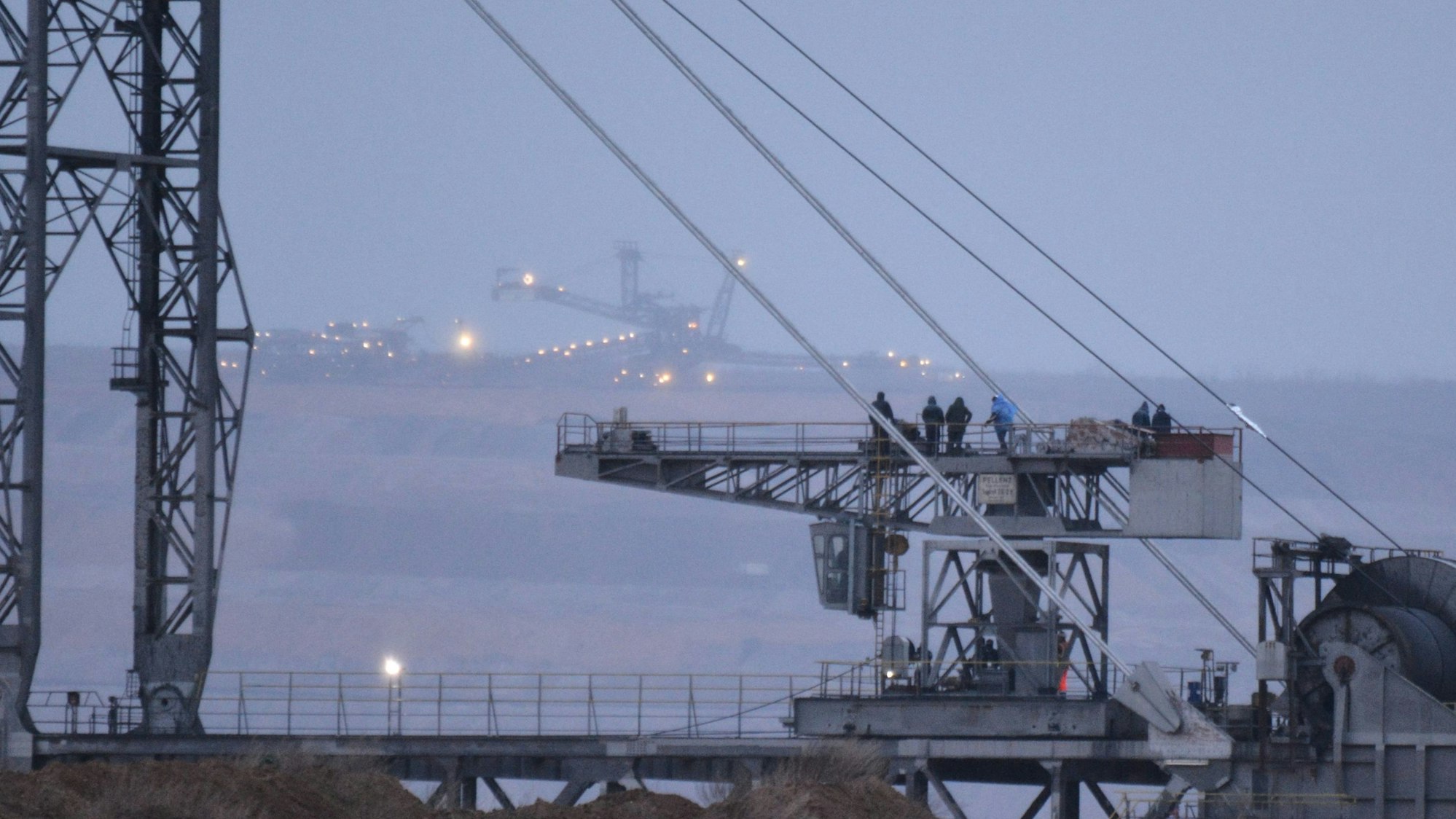 Das Bild zeigt Bagger im Tagebau Hambach.