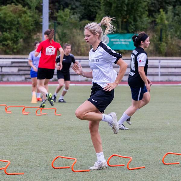 Nele Blißenbach ist eine geborene Läuferin und tanzt locker über Hindernisse hinweg.